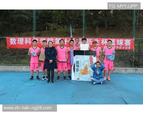清华大学足球队教练带领球队奋勇拼搏展现青春风采与团队精神